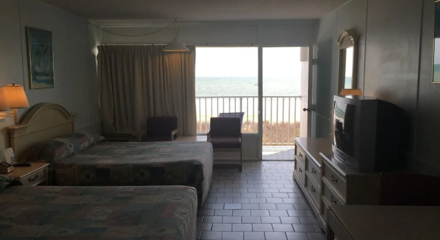 Четырёхместный номер Standard с балконом и с видом на бассейн Vancouver Motel