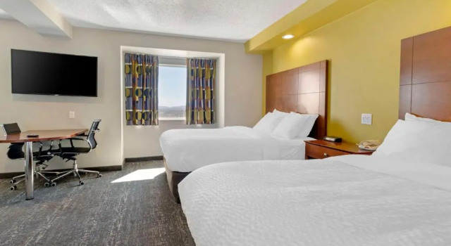 Doppel Suite 1 Schlafzimmer mit Bergblick Clarion Pointe Staunton East
