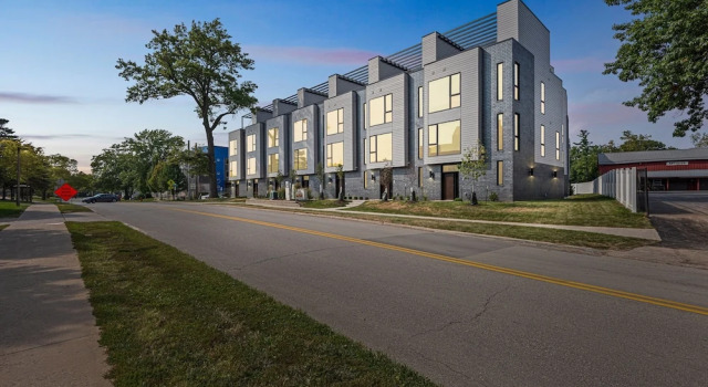 New Modern Townhome With Rooftop Patio 2 Bedroom Townhouse by RedAwning, Забронировать Отель Айова-Сити Айова, рядом с Johnson County Historical Society