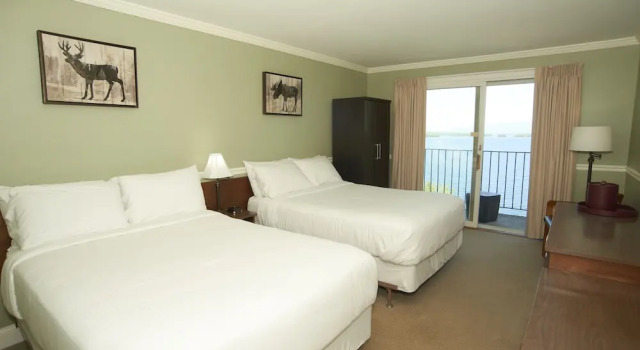 Четырёхместный номер Standard с балконом и с видом на озеро Belknap Point Inn