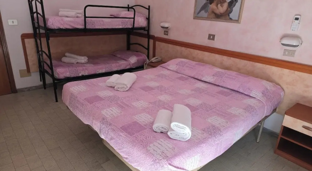 Четырёхместный номер Comfort с балконом Hotel Rosa