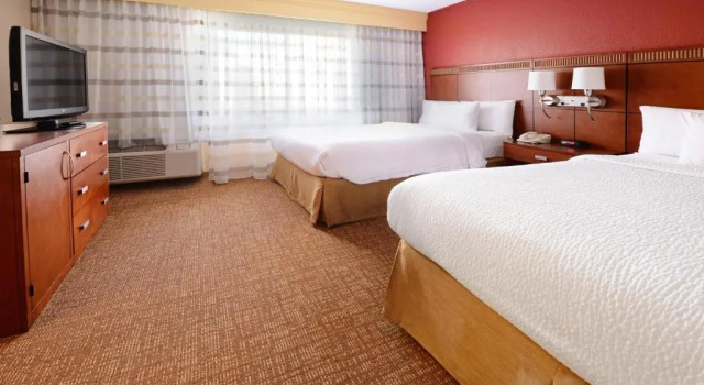 Четырёхместный люкс c 1 комнатой Courtyard by Marriott Dallas Arlington Entertainment District
