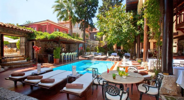 Студия Lovely Garden Flat with Patio near Hadrian's Gate