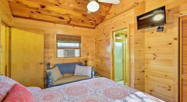 Walk to Beach! Bolton Landing Cottage w/ Deck, Забронировать Дом для отпуска Виллы Болтон-Лендинг, Вилла