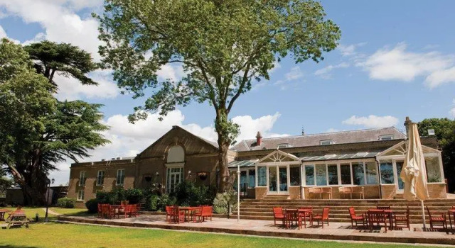 Кровать в общем номере Normanton Park Hotel, BW Signature Collection