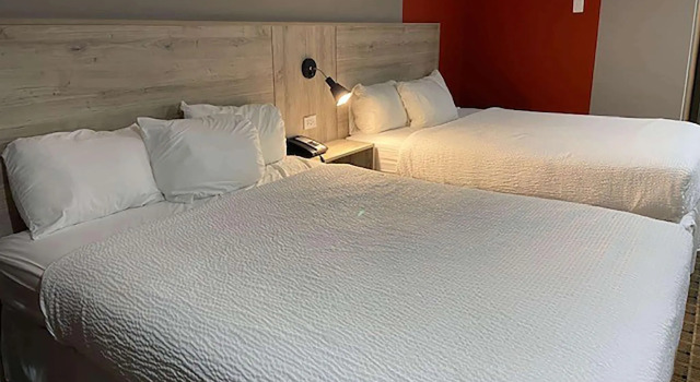 Четырёхместный номер Deluxe Ramada by Wyndham Medicine Hat