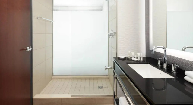 Двухместный номер Concierge Lounge Access Marriott Montreal Airport In-Terminal Hotel