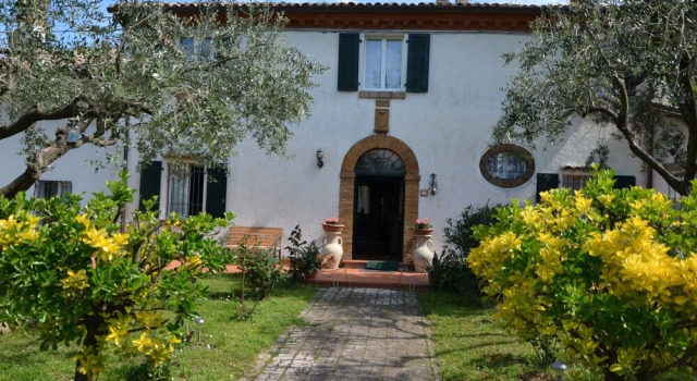 Splendid Holiday Home in Pesaro With Garden, Забронировать Отель Отели Побережья Марок с парковкой, Парковка
