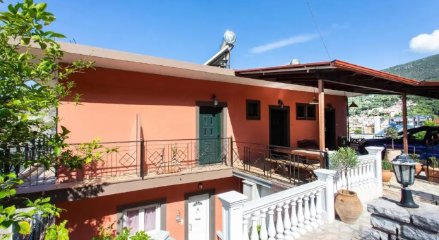 Студия Petros Penthouse