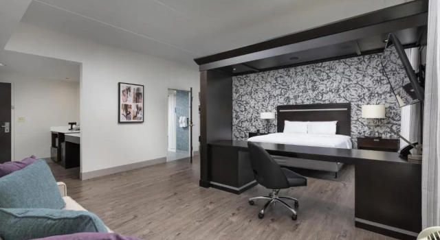 Двухместный люкс с балконом Hampton Inn & Suites Chattanooga Downtown