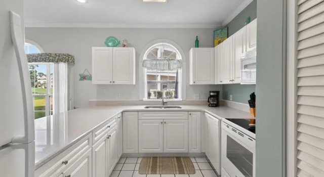 Magnolia Place 4669-104, Забронировать Апарт-отель Отели Миртл-Бич с парковкой, рядом с PineHills Palmetto at Myrtlewood Golf Club, Парковка