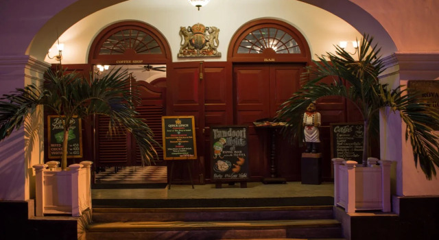Royal Bar & Hotel, Забронировать Отель Отели Канди с парковкой, рядом с Железнодорожный вокзал Канди, Парковка