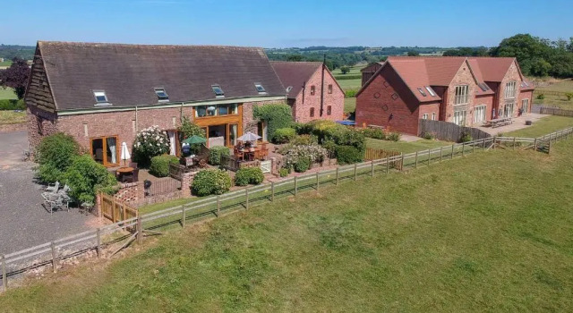 Коттедж с 2 комнатами The Dinney Holiday Cottages