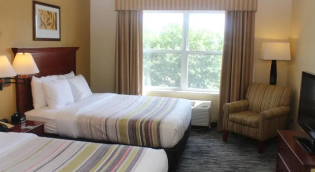 Четырёхместный номер Standard Country Inn & Suites by Radisson, Crystal Lake, IL