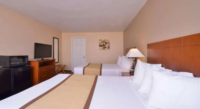 Четырёхместный номер Standard с видом на бассейн Quality Inn & Suites Williamsport