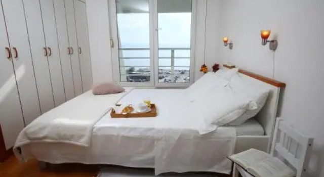 Split on the beach, 2 floors & wide terrace, Prenota Appartamento Splitska 