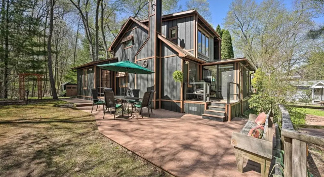 Sawyer Retreat w/ Fire Pit < 2 Mi to Beaches!, Book Hotel Shorewood-Tower Hills-Harbert USA