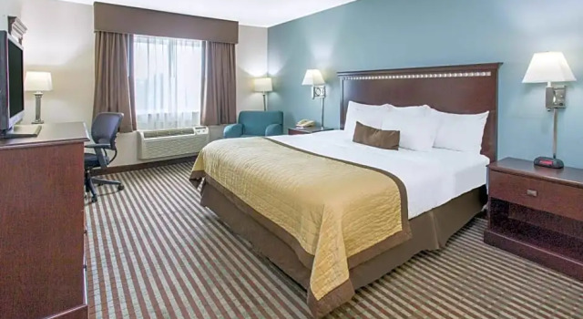 Номер Standard Clarion Pointe Mattoon near University