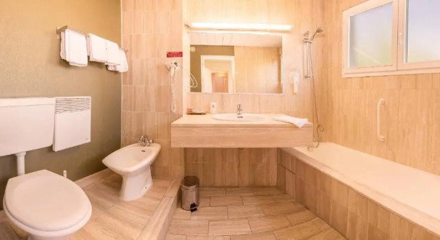 Четырёхместный номер Standard Logis Hôtel Cartier