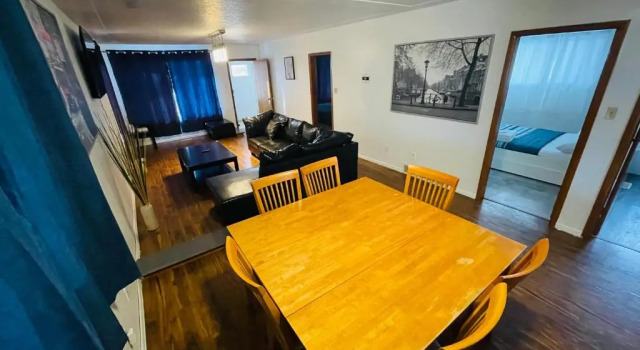 Best Getaway Location in Edmonton 2 and 3 bedroom houses available, Book Hotel Northwest Edmonton Edmonton, nær Clarke Stadium