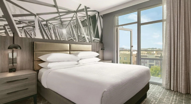 Двухместный люкс с двумя комнатами с балконом Embassy Suites by Hilton Atlanta Midtown
