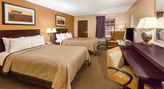 Четырёхместный номер Standard с видом на бассейн Quality Inn & Suites Richfield