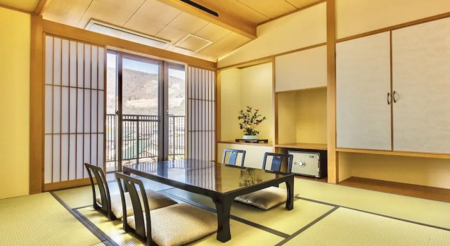Номер Deluxe Japanese Onsen Ryokan Kohakuen