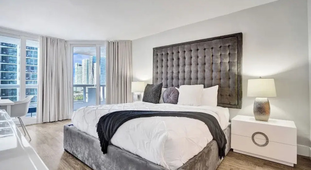 Апартаменты Deluxe с 3 комнатами с балконом и с видом на залив StayCozy Apartments at The Grand