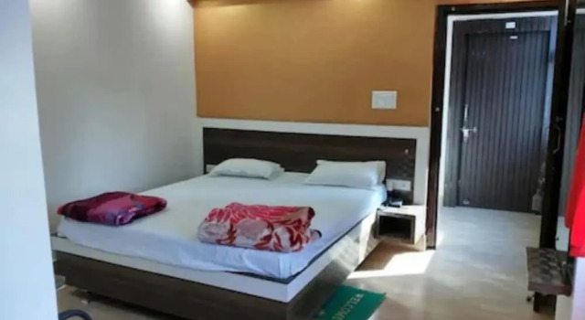 Кровать в общем номере Goroomgo Mayagiri hotel Patna