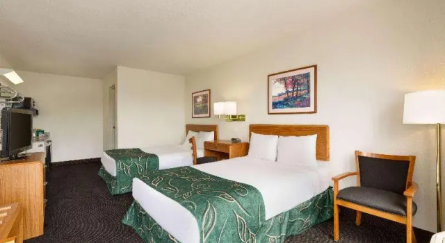 Четырёхместный номер Standard Travelodge by Wyndham Sharon Springs