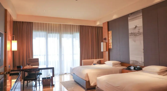 Четырёхместный номер Standard с балконом и с видом на океан Haikou Marriott Hotel