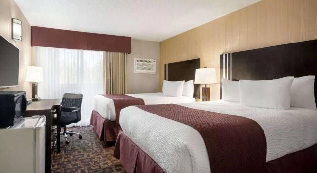 Четырёхместный номер Standard Days Inn by Wyndham Sylvan Lake