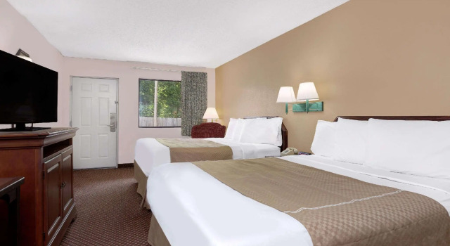 Четырёхместный номер Standard Days Inn by Wyndham Macon I-475