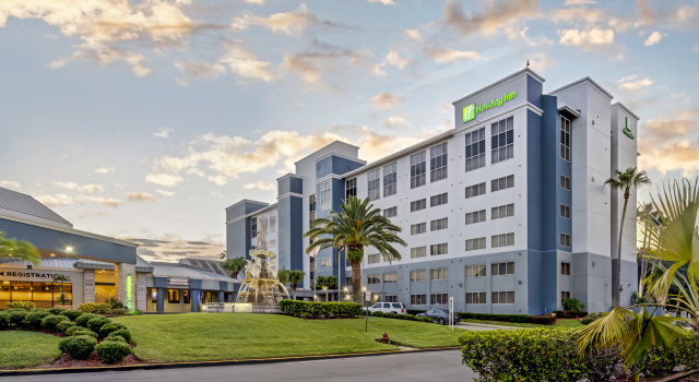 Holiday Inn Orlando Intl Drive Conv Center, Забронировать Отель Отели Орландо с завтраком, рядом с Museum of Illusions Orlando, Завтраки