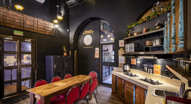 Кровать в общем номере The Clock Hostel & Suites