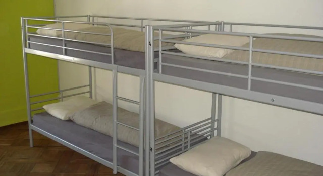 Кровать в общем номере Lion Lodge Luzern