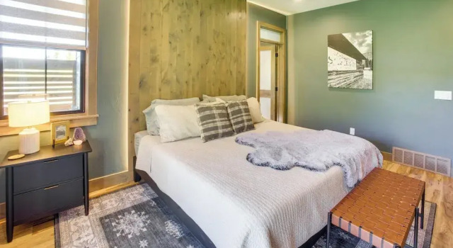 3 Mi to Dtwn Red Lodge: Mtn-view Home w/ Hot Tub, Book Feriehus Sommerhuse i Red Lodge, Hytte