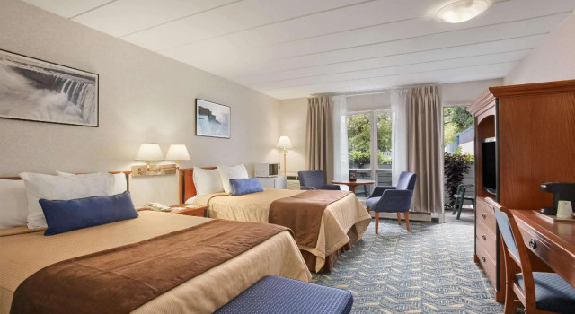 Четырёхместный номер Standard Travelodge by Wyndham Niagara Falls At the Falls