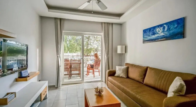 Люкс с видом на бассейн Mozaik Swim Up Hotel and Apartments