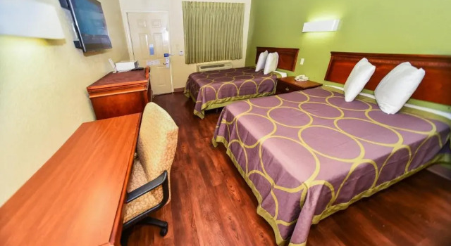 Четырёхместный номер Standard Masters Inn Tucker