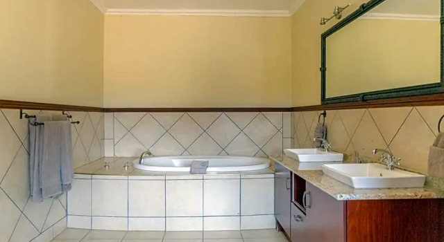 Двухместный полулюкс Protea Zebula Lodge