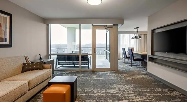 Номер Premium Embassy Suites by Hilton Jonesboro Red Wolf Convention Center