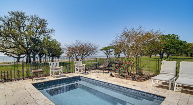 On the Beach + Gulf: Luxe Pass Christian Escape, Buchen Sie Ferienhaus Pass Christian Mississippi
