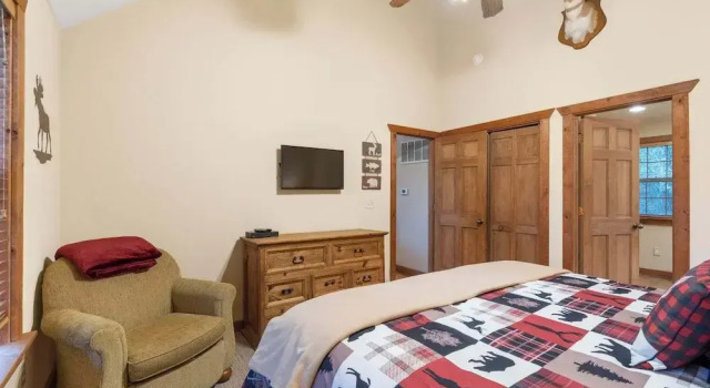 Simons Treetop Cabin 2 BDR in Popular Resort!, Забронировать Отель Отели Table Rock Lake 3 звезды, 3*
