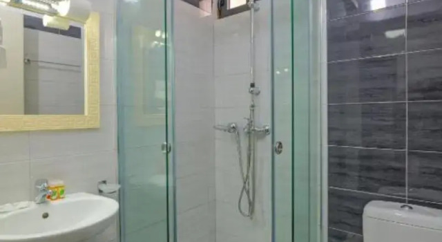 Четырёхместный номер Standard с балконом Hotel Iliria