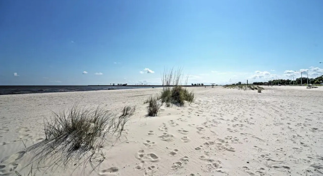 Апартаменты с 2 комнатами с балконом Beachside Biloxi Club Condo: Balcony w/ Ocean View