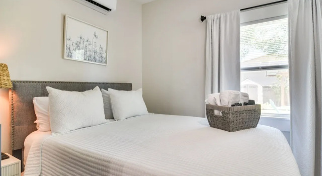 Tampa Studio w/ Shared Backyard ~ 4 Mi to Downtown, Rezerwuj Apartament Hotele w Tampa z parkingiem, Parking