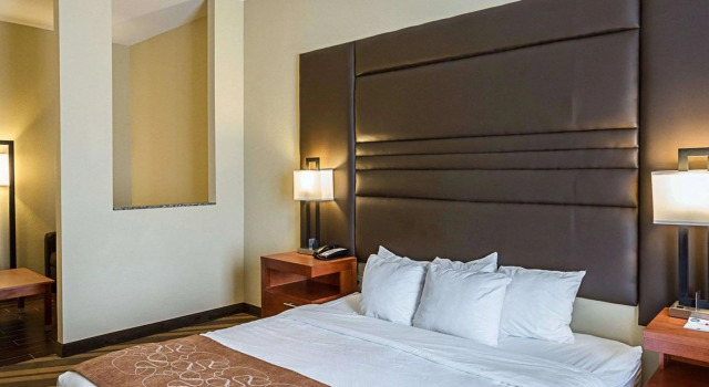 Двухместный люкс Comfort Suites near Tanger Outlet Mall
