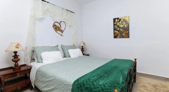 Relax in Elliniko Hidden Gem-vintage Bungalow With Garden and Hot Tub in an Iglo, 预订 酒店 Elliniko-Argyroupoli 阿尔戈－萨罗尼克群岛