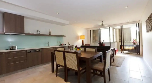 Апартаменты Luxury с 2 комнатами с балконом и с красивым видом из окна Luxury Apartment at Sea Temple Palm Cove 2 Bed 2 Bath
